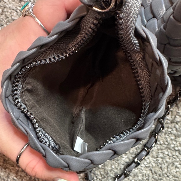 Elegant Gray Woven Handbag - Picture 5 of 6